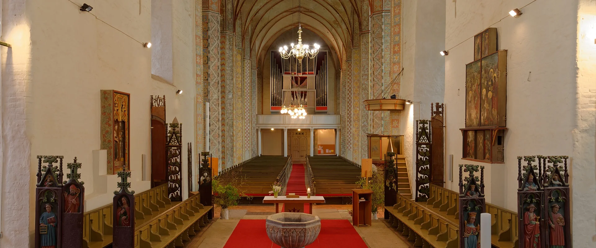 Blick zur Empore mit Orgel in der St. Marien-Kirche in Anklam